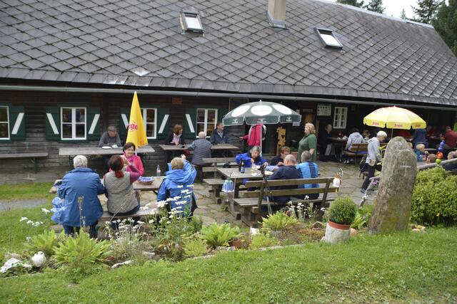 Die Senioren genossen die gemeinsame Zeit auf der Alm. | Foto: Kremser