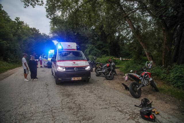 Zwei Mopeds krachten ineinander, schuld soll eine Fußgängerin sein. | Foto: laumat.at