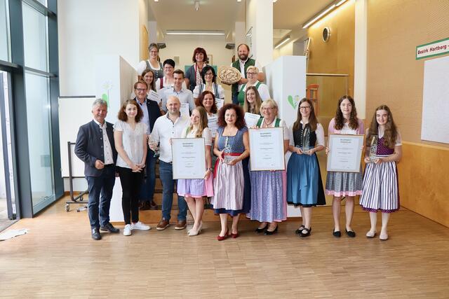 Die erfolgreichen Teilnehmer aus dem Bezirk mit den Gratulanten, an der Spitze LAbg. Hubert Lang und Landesbäuerin Viktoria Brandner. | Foto: Alfred Mayer