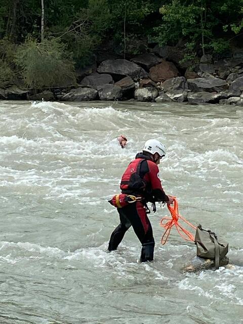 Mitglieder der Wasserrettung Osttirol sicherten die Gefahrenstelle ab. | Foto: ÖWR Osttirol