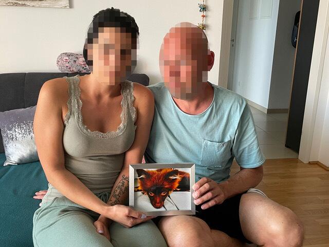 Das Ehepaar R. ist verzweifelt, ein achtloser Hundebesitzer ist für den Tod ihrer Mia (kleines Foto) verantwortlich. Juristisch nur eine Sachbeschädigung. | Foto: Zezula