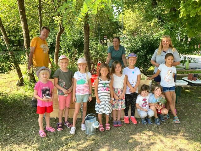 Die Kinder hatten viel Spaß dabei, gemeinsam mit René Zehner, Barbara Schluschanek und Waltraud Stindl die Hochbeete aufzustellen und zu befüllen. | Foto: Grüne Langenzersdorf