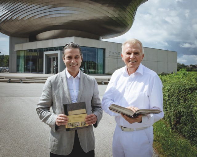 Verleger Nikolaus Brandstätter und Herausgeber Peter Augendopler (v.l.) mit dem reich illustrierten Tagebuch des Bäckergesellen Carl Adolph Höhne vor dem Paneum – Wunderkammer des Brotes. | Foto: zoegoldstein