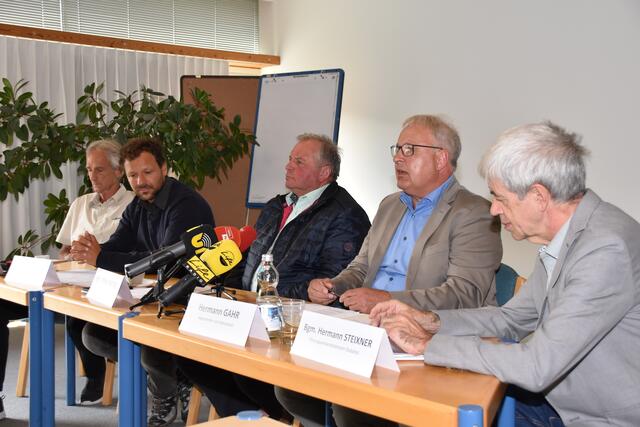 Wollen nicht jedes Jahr diskutieren, sondern fordern Planungssicherheit: NR Hermann Gahr (2.v.r.), LA Florian Riedl (2.v.l.), der Stubaier PV-Chef Hermann Steixner (r.), sein Wipptaler Kollege Alfons Rastner (Mitte) und der Sprecher der Gemeinde Gries, Robert Renzler (l.) | Foto: Kainz