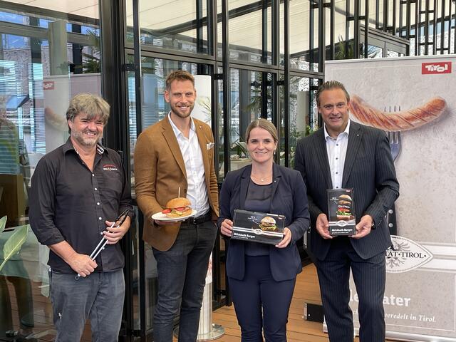 Grillexperte Andreas Bstieler, Agrarmarketing Tirol-Geschäftsführer Matthias Pöschl, SPAR-Geschäftsführerin Patricia Sepetavc und TANN-Betriebsleiter Martin Niederkofler  (v. l. n. r.) präsentierten den Milchkalb Burger mit neuer Rezeptur.  | Foto: Lintner
