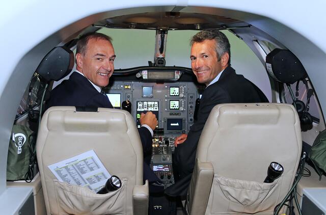 LR Leonhard Schneemann und Claus Rhomberg, Geschäftsführer und CFO der Aviation Academy Austria, in einem der Flugsimulatoren | Foto: Bgld. Landesmedienservice
