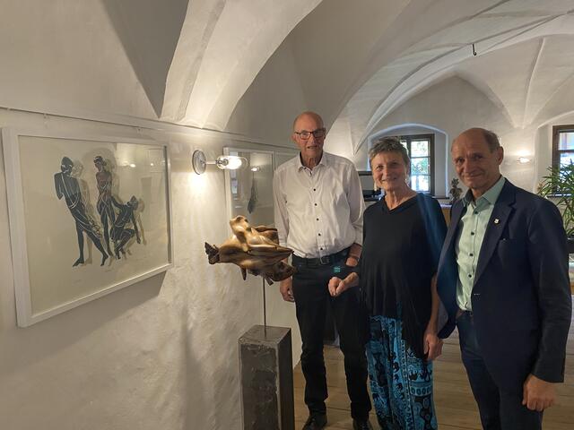 Die Künstler Horst Drumel und Johanna Tschabitscher mit Bürgermeister Manfred Fleißner.  | Foto: privat