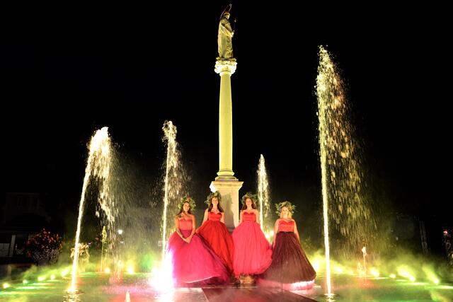 Bald schon eines neues Wahrzeichen? Die Wasserspiele am Fürstenfelder Marienbrunnen.