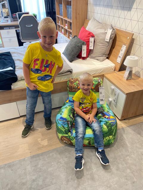Der Stuhl würde perfekt in die Kinderzimmer von Noel und Finn passen..  | Foto: RMK