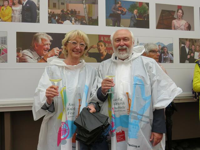 Jutta und Josef Haug vergnügt mit Poncho und Wein.