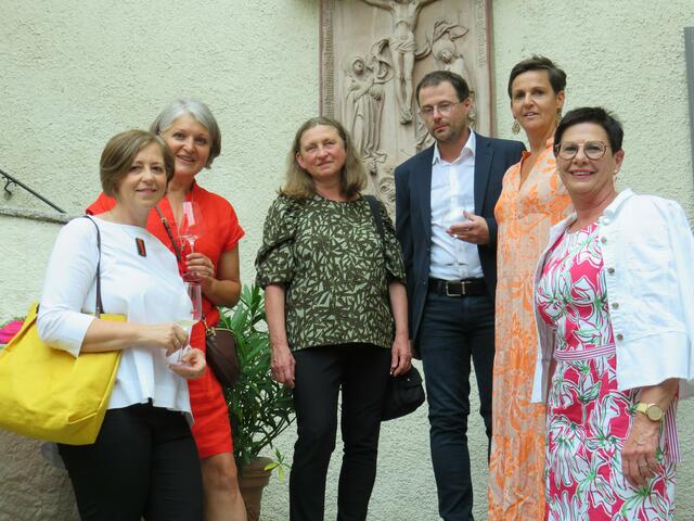 Das Team des Seniorenwohnheims Abtenau mit Heidi Pfister (re.) genoss die Ausstellung und das Konzert auf der Burg. 