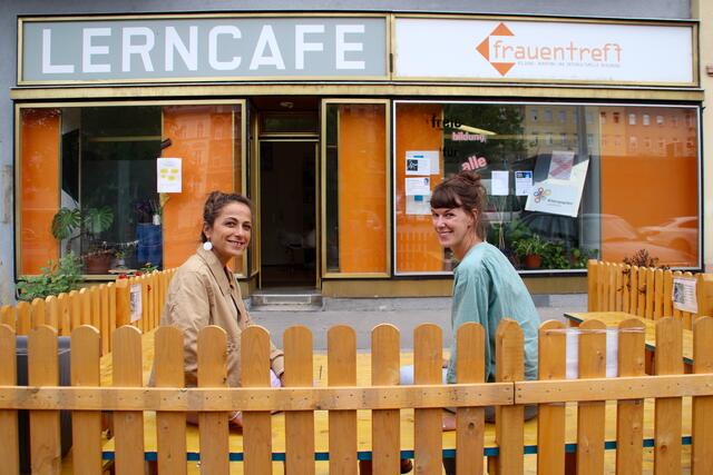 Gül Lüle mit Sabine Schröder (v.l.) vor dem Lerncafé am Volkertplatz 12. Dort kann man sich für die ab 13. September stattfindenden kostenlosen A1- und A2-Deutschkurse anmelden kann.