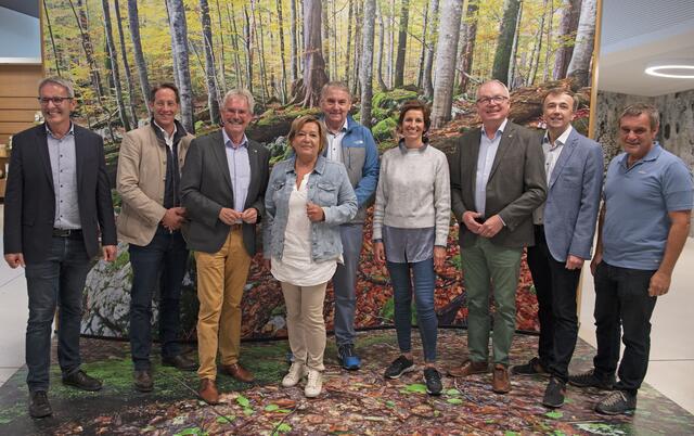 Im Haus der Wildnis: Der Lunzer Bürgermeister Josef Schachner (ÖVP), Landtagsabgeordneter Reinhard Teufel (FPÖ), Landtagspräsident Karl Wilfing (ÖVP), Dritte Präsidentin Karin Renner, Bezirksvorsitzender Klubobmann Reinhard Hundsmüller (SPÖ), Landtagsabgeordnete Indra Collini (NEOS), Landeshauptfrau-Stellvertreter Stephan Pernkopf (ÖVP), Wildnisgebiet-Geschäftsführer Christoph Leditznig und Landtagsabgeordneter Anton Erber (ÖVP) | Foto: Marschik