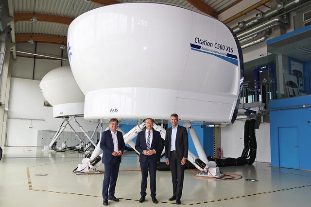 Vor den Flugsimulatoren der Aviation Academy in Neusiedl am See: Michael Gerbavsits, GF Wirtschaftsagentur Burgenland GmbH, LR Leonhard Schneemann und Claus Rhomberg, Geschäftsführer und CFO der Aviation Academy Austria | Foto: Bgld. Landesmedienservice