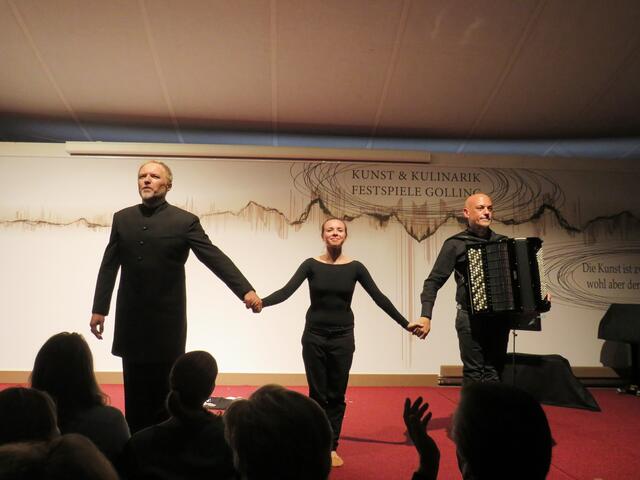 Gesang, Musik und Tanz begleiten Schubert's Winterreise.