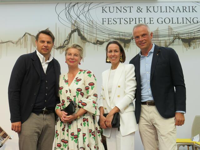 Martin und Gabi Schnell mit Silvia und Eugen Fischbacher strahlen bei der Matinee gegen den Regen an.