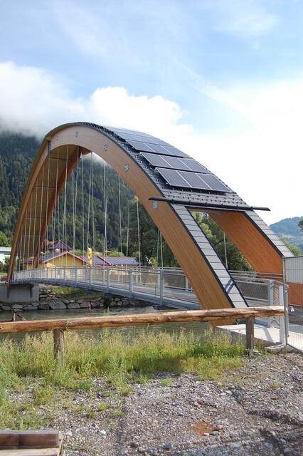 Die gewaltigen Brückenteile aus Holz wurden mit zwei großen Kränen über dem Wasser zusammengeführt. Das Projekt ist gelungen.