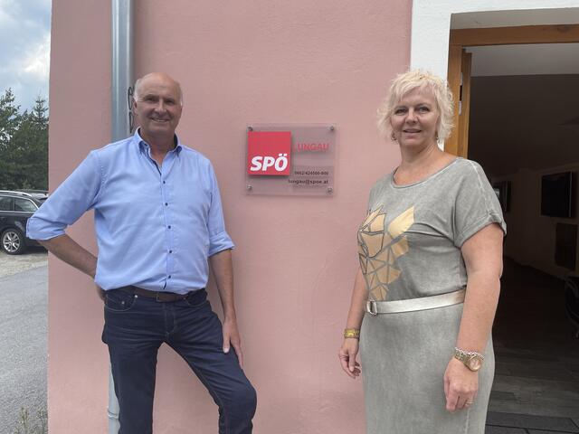 Hans Ganitzer (SPÖ-Landtagsabgeordneter) und Monika Präsent (Bezirksgeschäftsführerin SPÖ Pongau/Lungau) vor der Parteizentrale in der Tamsweger Murgasse.