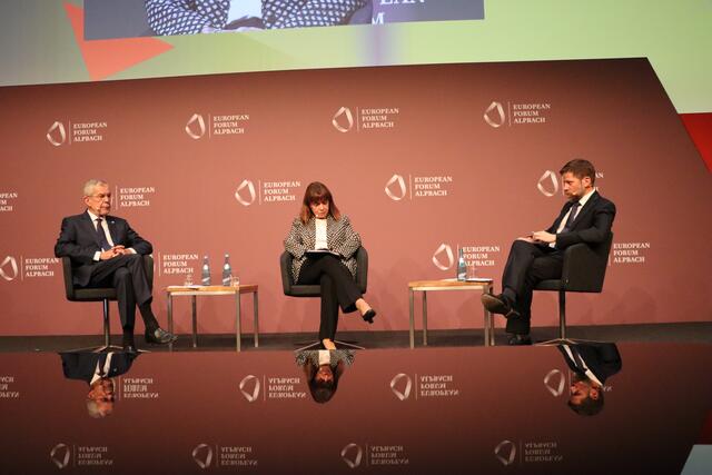 Bei der Eröffnung des Europäischen Forum Alpbach sprachen Bundespräsident Alexander Van der Bellen und seine Amtskollegin Katerina Sakellaropoulou zu wichtigen Zukunftsthemen. Moderiert wurde die Diskussionsrunde von Matthew Karnitschnigg (v. l.). | Foto: Christoph Klausner