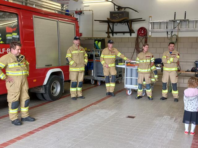 Kommandant Bernhard Spiss (li.) mit seinem Team stellte die FFW See vor. | Foto: Familientreff See