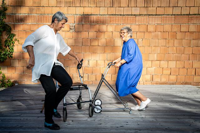 Barbara Klein und Krista Schweiggl bilden das feministische Kabarettduo "SpätSies". | Foto: Bettina Frenzel