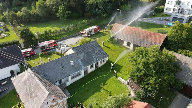 Übungsannahme war unter anderem ein Gebäudebrand mit Menschenrettung.  | Foto: Christian Schabl