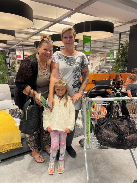 Martina und Claudi mit den Kindern Zoë und Emilie (im Wagerl) nutzen die Eröffnung, um tolle Angebote zu finden | Foto: RMK