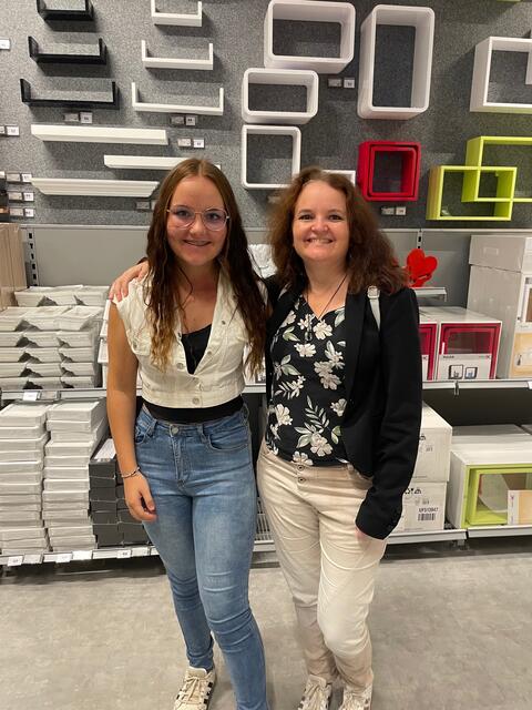 Das Tochter-Mutter-Gespann Lucia und Sonja auf Shopping-Tour | Foto: RMK