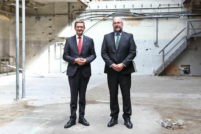 Wirtschafts- und Raumordnungs-Landesrat Markus Achleitner und Ernst Spitzbart, Geschäftsführer UPM Kymmene Austria GmbH. | Foto: Land OÖ/Lisa Schaffner