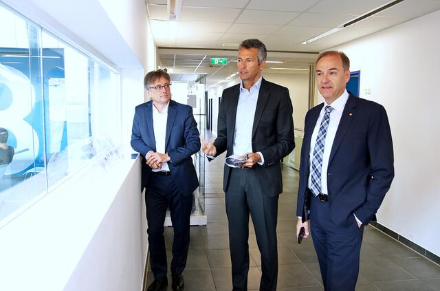 Claus Rhomberg, Geschäftsführer und CFO der Aviation Academy Austria, führte Michael Gerbavsits, GF Wirtschaftsagentur Burgenland GmbH, und LR Leonhard Schneemann durch das Unternehmen | Foto: Bgld. Landesmedienservice