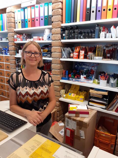 Martina Ruhsam führt in Riedau den Papierfachhandel Karuso mit kleinem Café – auch sie hat einen Packservice für den Schulstart.