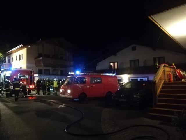 Ein Großaufgebot der FF Ossiach, FF Steindorf und der FF Bodensdorf wurde gestern Nacht alarmiert, um einen Brand in einem Appartementhaus zu löschen | Foto: FF Ossiach