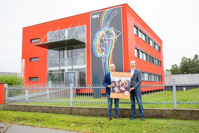 Roland Surböck und Alexander Spitaler präsentieren gemeinsam den Karrierekompass Waldviertel 2021. | Foto: Anderl