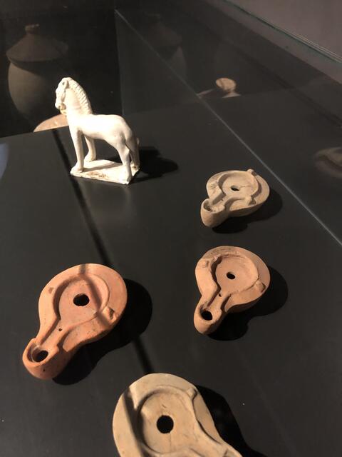 Römisches Spielzeugpferd und Tonlampen (Öl) aus der Sammlung des Museumvereines Lauriacum | Foto: Gottfried Kneifel