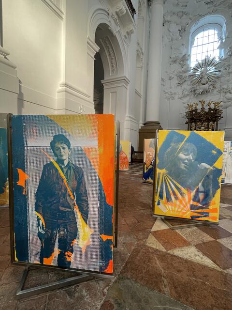 Die künstlerische Umsetzung der 100 Frauen Portraits erfolgte mittels Serigrafie auf Leinwand.  | Foto: sm