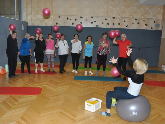 Spiel und Spaß für Frauen und Männer gibt es beim großen Bewegungsangebot von Montag bis Freitag  bei der Erwachsenenschule Kirchdorf 