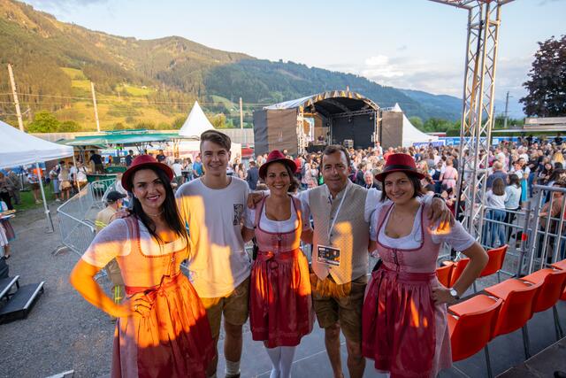 TVB Geschäftsführer Thomas Weissbacher mit den Hollerstauden und Chris Steger