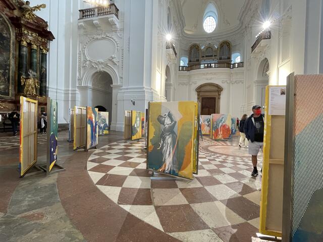 Die Ausstellung in der Salzburger Kollegienkirche beleuchtet 100 Künstlerinnen aus 100 Jahren Salzburger Festspiele. | Foto: sm