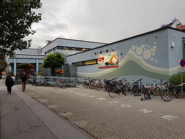 Hallenbad Höttinger Au: Einmal wird eine Entscheidung über die Zukunftsfrage gefordert. | Foto: Simon Legner