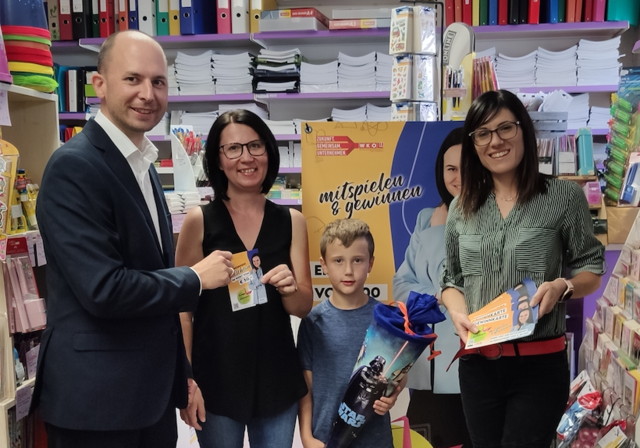 Noah Zeller aus Mank kommt heuer in die 2. Klasse und freut sich auf den Schulanfang. Seine Mutter Martina erhält dafür einen Einkaufsgutschein im Wert von 50 Euro, überreicht vom Geschäftsführer des Papier- und Spielwarenhandels, Andreas Hofbauer. Elisabeth Fahrngruber, Inhaberin des Papierfachgeschäfts „eliis“ in Mank, freut sich mit der Gewinnerin.
 | Foto: Martina Groß