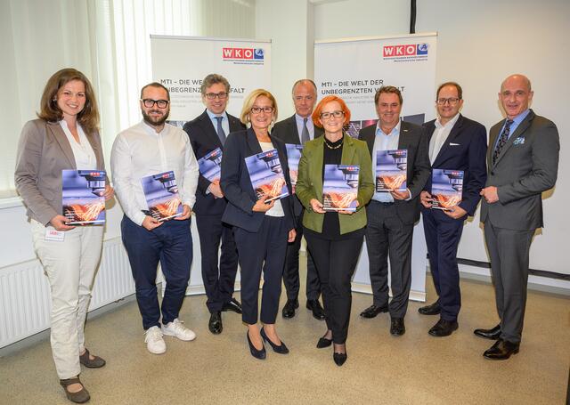 Diskutierten beim MTI-Betriebsstammtisch (v.l.n.r.): MTI NÖ-Fachgruppengeschäftsführerin Theresa Irresberger, NBG Fiber GmbH-Geschäftsführer Mark Bauer, GEORG FISCHER FITTINGS GmbH-Geschäftsführer Bernhard Dichtl, Landeshauptfrau Johanna Mikl-Leitner, MTI NÖ-Fachgruppenobmann sowie Rupert Fertinger GmbH und Innerio Heat Exchanger GmbH-Geschäftsführer Veit Schmid-Schmidsfelden, HASCO Austria GmbH-Geschäftsführerin und Ausschussmitglied Elfriede Hell, Wirtschaftskammer NÖ-Präsident Wolfgang Ecker, WMA Weinviertler Mechatronik Akademie GmbH-Geschäftsführer Dieter Körbisser und Busatis GmbH-Geschäftsführer Christoph Jordan. | Foto: NLK Burchhart