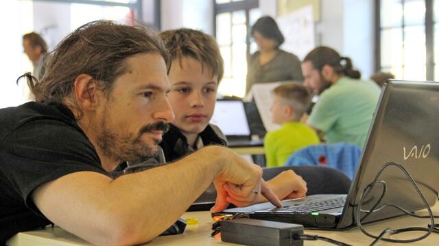 CoderDojo ist ein regionaler Programmierclub für Kinder und Jugendliche. In regelmäßigen Treffen lernen sie, wie man Codes schreibt, Webseiten entwickelt und Spiele oder Apps programmiert. Unterstützt wird der Programmierclub von engagierten Firmen aus der Region, die etwa Leihlaptops zur Verfügung stellen.