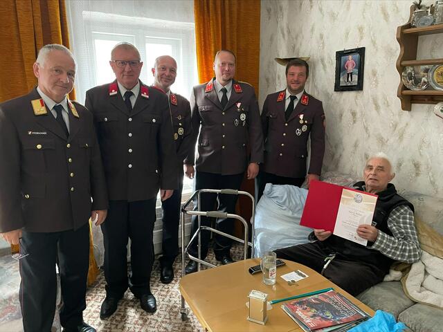 Abschnittsfeuerwehrkommandant Johann Stegbuchner, Bürgermeister Manfred Emersberger, Plichtbereichskommandant Wolfgang Stockinger, Kommandant Stv. Kilian Fuchs, Kommandant Jürgen Haas (v. l.). | Foto: FF Hackenbuch