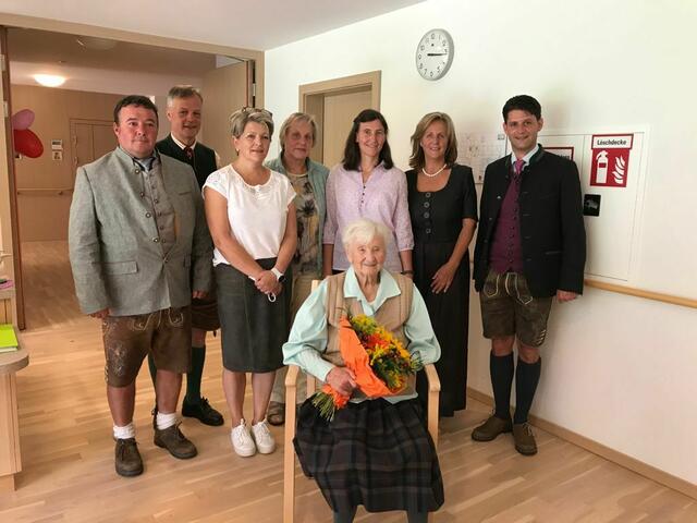 hinten v.l.: VBgm. Markus Baier, Verein Dahoam Alfred Pfeifenberger, Andrea Zanner, Maria Lassacher, Cilli Pfeifenberger, Eva Fanninger, Bürgermeister Thomas Kößler
vorne: Jubilarin Johanna Kössler