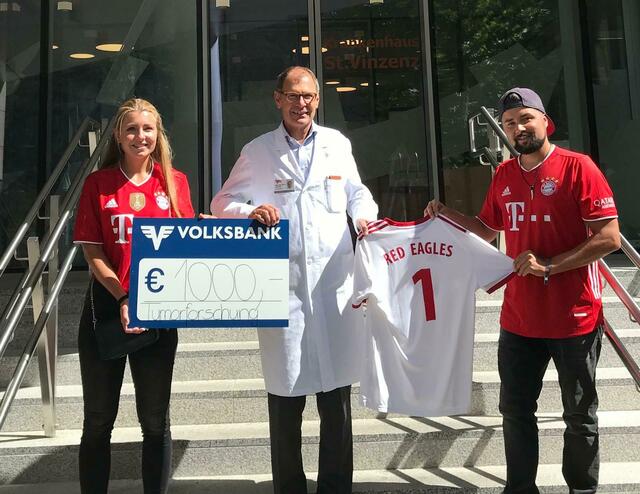 Sophia Larcher und Robert Schweighofer übergaben die Spende an Primar Univ.-Prof. Ewald Wöll. | Foto: Red Eagles Austria