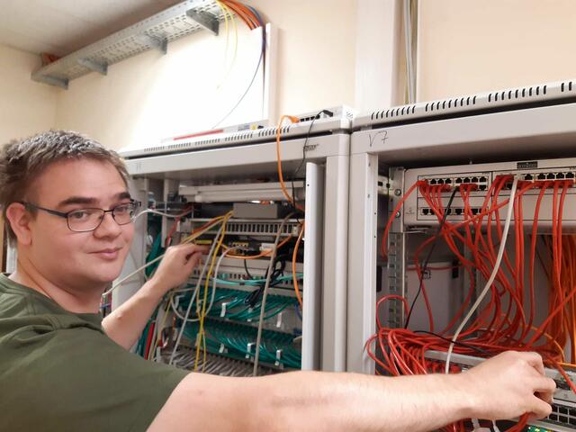 Prof. Schrödl hat die Kabel im Griff