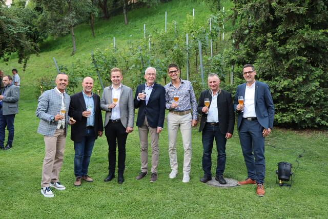 "So schmeckt Landeck": WK-Bezirksstellenleiter Otmar Ladner, Bernd Tamanini (BH Landeck), die Bürgermeister Dominik Traxl (Zams) und Herbert Mayer (Landeck), WK-Bezirksobmann Michael Gitterle, Bezirksbauernobmann Elmar Monz und Bundesratspräsident Peter Raggl (v.l.). | Foto: Othmar Kolp