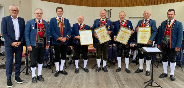 V.l.: Bgm. Klaus Ungerank, Obmann Robert Eller und Kpm. Florian Penz mit den Geehrten Hermann Mair,
Werner Daum, Otto Jenewein, Anton Schneider und Bezirksobmann Klaus Schmölzer
 | Foto: Marina Kröll