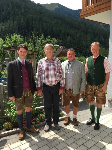 v.l.: Bgm. Thomas Köß,er, Jubilar Josef Gfrerer, Vbgm. Markus Baier, Seniorenbund Obmann Alfred Pfeifenberger