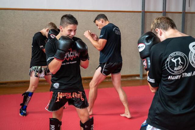 Vor allem Jugendliche profitieren vom Thaibox-Training, das ihnen hilft, Stress abzubauen und mit schwierigen Situationen besser umzugehen. | Foto: Muay Thai Academy Rohrbach